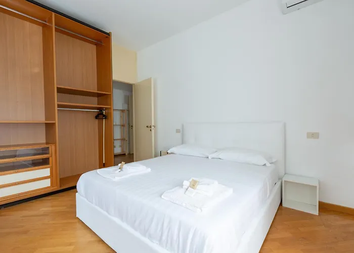Easytopstay - Lorenteggio Large Flat Apartment